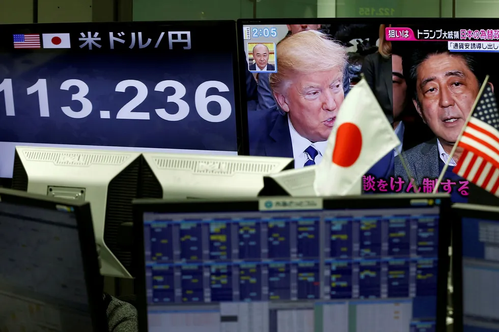 En sterk amerikansk dollar kan legge hindringer i veien for president Donald J. Trumps planer om å bringe arbeidsplasser tilbake til USA. I 1985 ble USA og Japan enige om å svekke dollaren og styrke yenkursen. Foto: Kim Kyung-Hoon/Reuters/NTB Scanpix