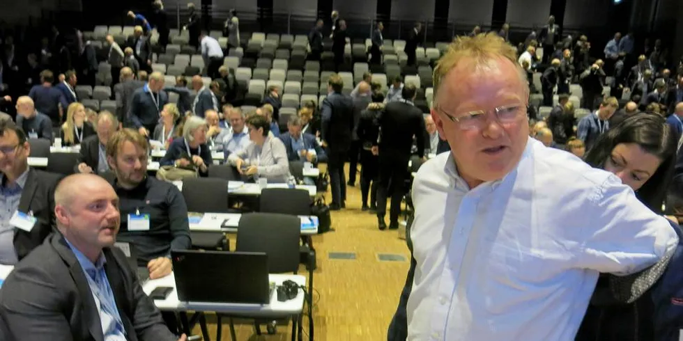EN HJELPENDE HÅND: Robert Eriksson (t.v.) og NSLs advokater har bedt Sør-Trøndelag tingrett om å fjerne fiskeriminister Per Sandberg fra vitnelistene. Begge to er Frp-medlemmer.Foto: Agnar Berg