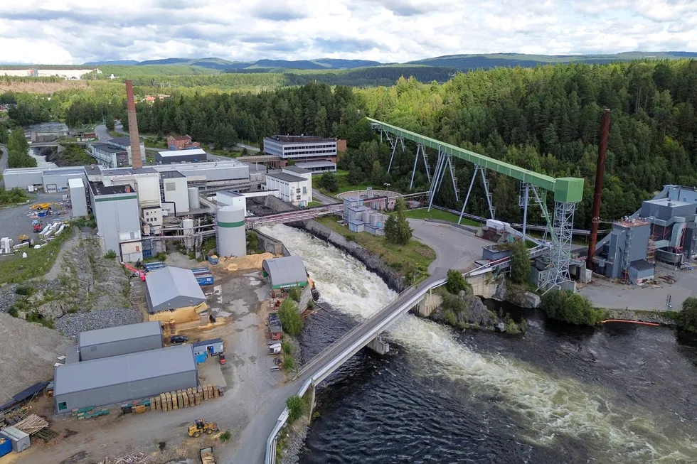 I Treklyngen Industripark planlegges det en stor fabrikk som skal produsere 300.000 tonn fibermasse til emballasje, kartong og hygienepapir. Men Miljødirektoratet setter foten ned.