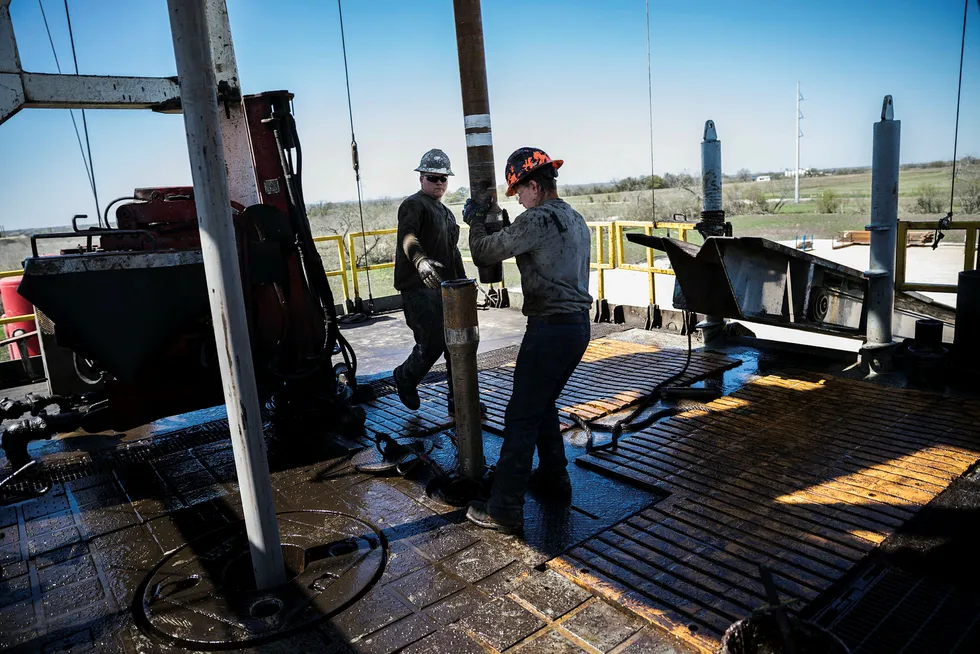 På boredekket til ConocoPhillips på prærien i Texas kan Nathan Holub (22, til venstre) og Blaze Brazil (20) bore en brønn ferdig på 12 dager. Raskere og billigere boring gjør at skiferrevolusjonen skyter fart i år. Foto: Per Thrana