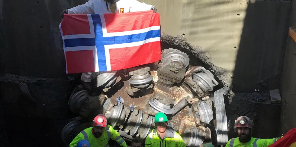 Flere ting bidro til forsinkelser med arbeidene ved Salvasskardelva kraftverk i Bardu. Ikke minst har koronapandemien skapt utfordringer med å hente inn nødvendig arbeidskraft til håndtering av tunnelboremaskinen.