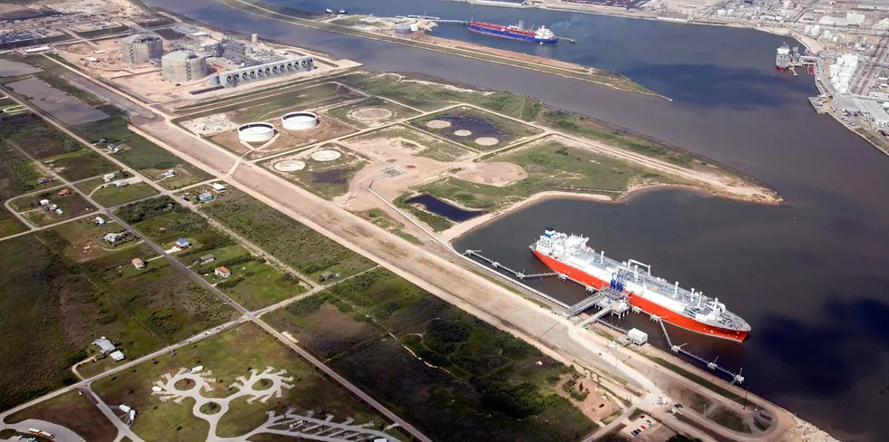 Skip tanker LNG på eksportterminalen Freeport. Nå er anlegget ute av drift i tre uker på grunn av eksplosjon og brann onsdag.