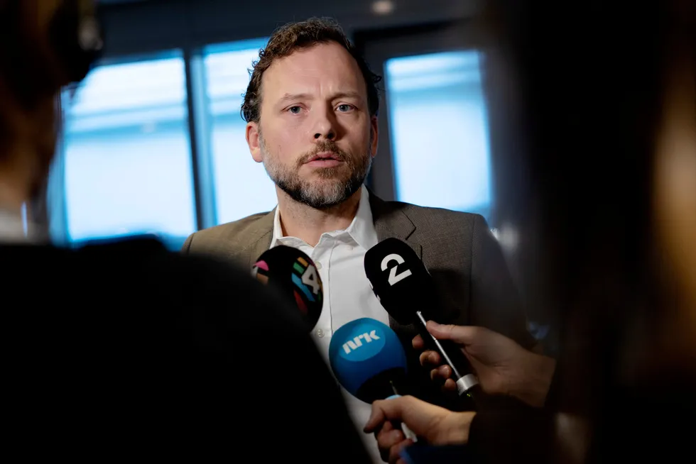 SV snur om våpen til Ukraina. En måned etter at landsstyret vendte tommelen ned, sier nå partiet ja til å sende våpen. Her er SV-leder Audun Lysbakken ved en annen anledning.