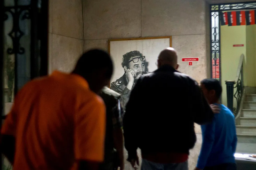 Folk samler ved nasjonalforsamlingen i Havana, Cuba etter at frigjøringshelten Fidel Castros død ble offentliggjort på kubansk TV lørdag morgen. Foto: Ramon Espinosa