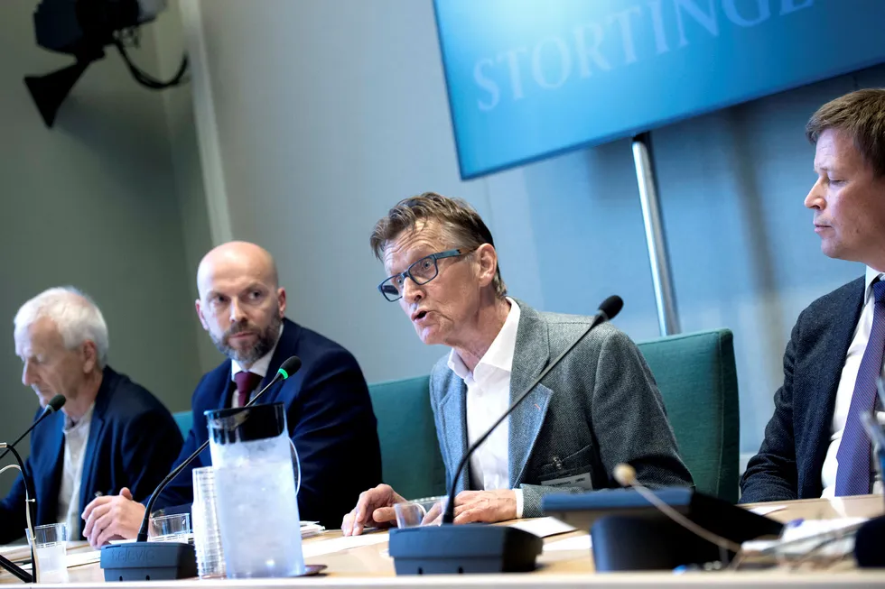 Klinikkoverlege Mads Gilbert forklarte seg under den åpne høring på Stortinget om luftambulansekrisen. Fra venstre sitter Terje Strand, klinikkleder ved Oslo universitetssykehus, prehospital klinikk, avdelingsoverlege i Akuttmedisinsk klinikk, Universitetssykehuset Nord-Norge Frode Sørensen, Gilbert og seksjonsoverlege Bård Rannestad. Foto: Elin Høyland