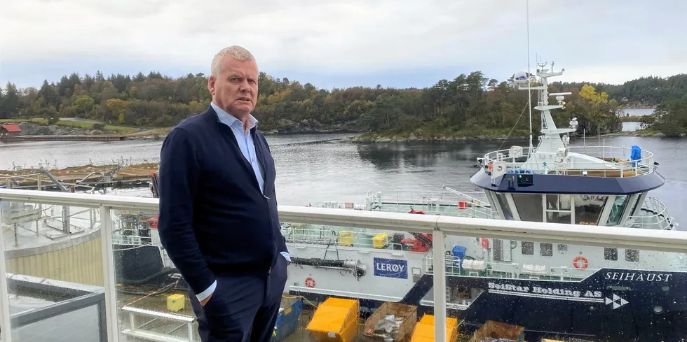 Helge Møgster framfor båten Seihaust som er på veg inn til laksepakkeriet med laks frå merdane rundt om i havgapet. Møgster trur det vil bli vidareforedla mykje mindre fisk i Noreg dersom forslaget om grunnrente i havbruk blir vedtatt.