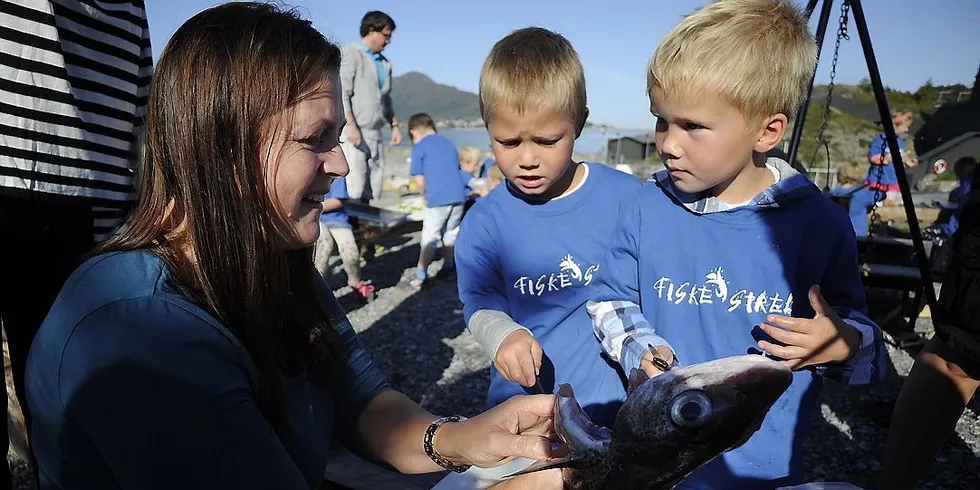 Barnehageassistent Berit Rye og Håkon (5) sjekker ut fisken. FN vil at vi nå skal spise enda mer fisk. Foto. Fridgeir Walderhaug