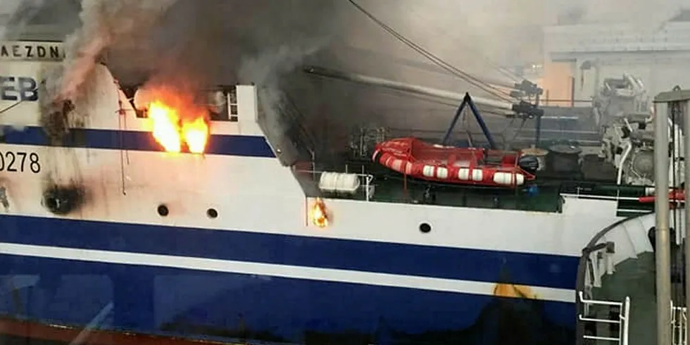 FRYKTER OLJELEKKASJE: Det var i går i 11-tiden det begynte å brenne om bord i tråleren som ligger til kai i Breivika i Tromsø. Båten kantret i 09-tiden torsdag og nå jobbes det med å begrense oljelekkasje fra tråleren.