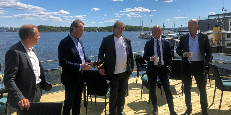 Fra venstre Steffen Syvertsen (konsernsjef Agder Energi), Bjørn Rune Gjelsten (investor), Frederic Hauge (Bellona), Ole Erik Almlid (NHO-sjef) og Terje Andersen (adm. dir. i det nystartede selskapet Morrow Batteries).