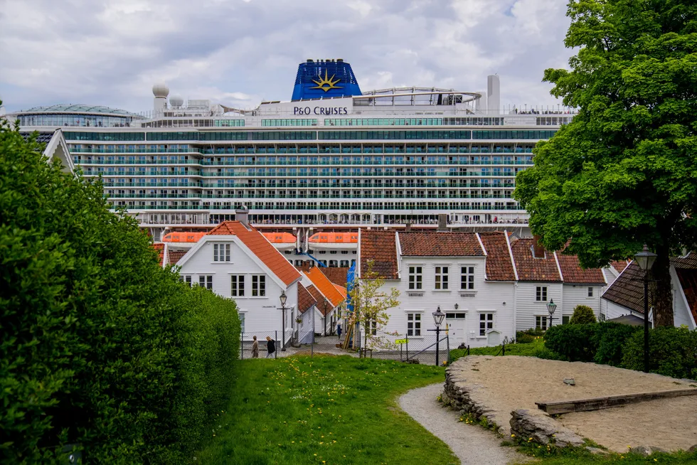 Et cruiseskip ligger til kai i Vågen i Stavanger.