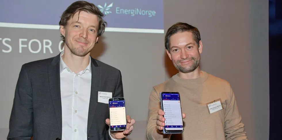 FREMTIDEN: Erik Jaques Wiborg, Erik Jaques Wiborg, medlem av ISO TC10, er strålende fornøyd med det nye digitale språket for vannkraften som vil være avgjørende i fremtiden. Her sammen med Martin Hviid Nilsen fra Energi Norge.