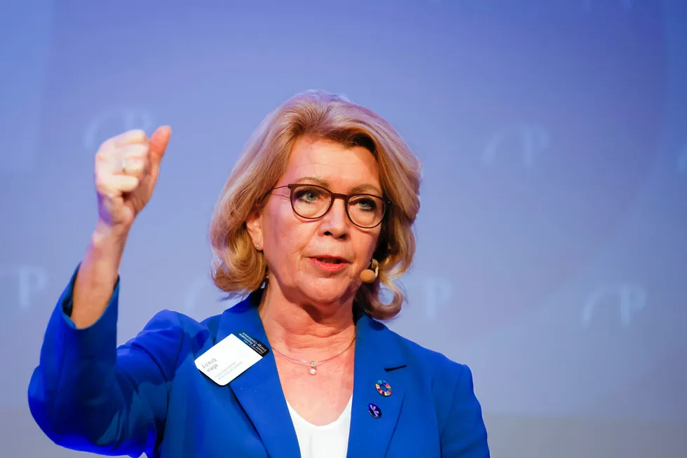 Fornybar Norge-sjef Åslaug Haga klandrer sentrale politikere for å leke gjemsel i kraft- og klimapolitikken.