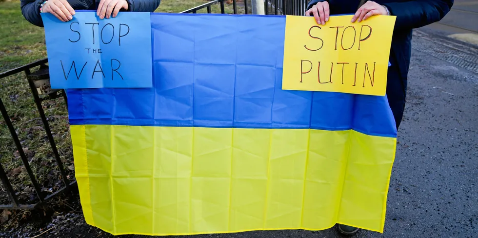 Mange kraftselskaper gir penger til humanitær hjelp til Ukraina i forbindelse med krigen med Russland. Bildet er fra en demonstrasjon foran den russiske ambassaden i Oslo i februar 2022.
