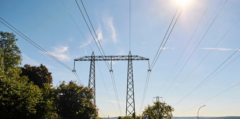 Høye temperaturer og fortsatt snøsmelting har bidratt til at strømprisene så langt har vært fallende. I strømmarkedet er det priset inn prisoppgang fra nå av. I Midt-Norge må forbrukerne forberede seg på en dobling.