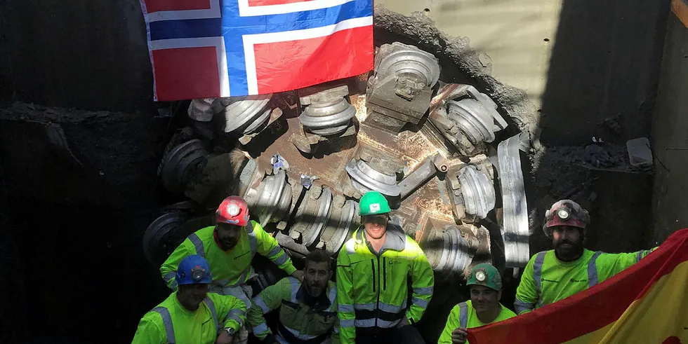 Den 16 juni, 11 måneder etter opprinnelige plan, kom TBMen Snøhvit gjennom til det ferdigstøpte inntaket på Salvasskardelva kraftverk i Bardu. Kraftverket blir nå rundt ett år forsinket.