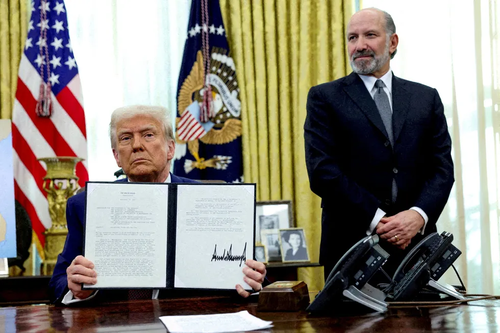 Preisdent Donald Trump med en tollordre i februar, flankert av handelsminister Howard Lutnick. På onsdag kommer det mer, men nøyaktig hva er litt uvisst.