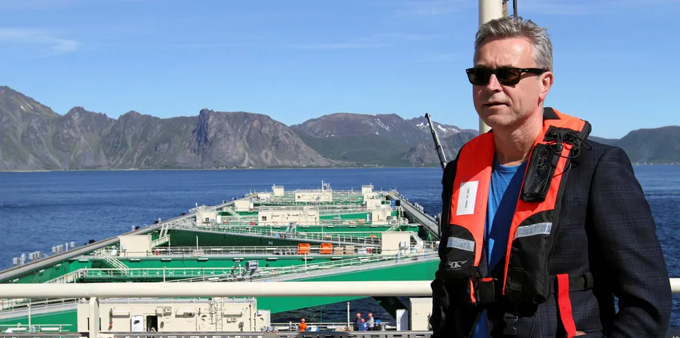 Fiskeri- og sjømatminister Odd Emil Ingebrigtsen deltok på konferansen på Husøy og maner til samarbeid mellom havnæringene. Her ser vi Ingebrigtsen da han besøkte Havfarmen til Nordlaks i juni.