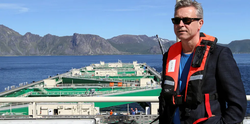 Fiskeri- og sjømatministeren Odd Emil Ingebrigtsen (H). Her fotografert under et besøk ved Nordlaks' lokalitet i Vesterålen.