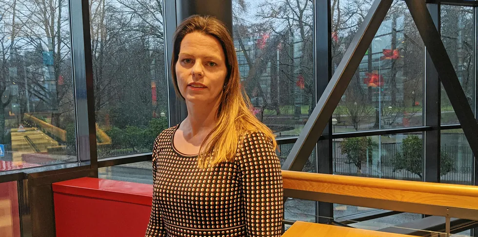 Britt Bang Jensen presenterer deler av Fiskehelserapporten 2019 på VilVite-senteret i Bergen. Her presenterer hun PD situasjonen for fjoråret.