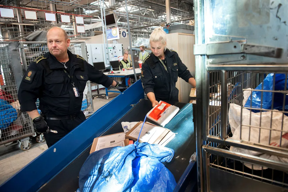 Tollerne på postterminalen sjekker store mengder post som nordmenn har shoppet på nettet og vurderer verdien. Varer de mener overstiger de fastsatte grensene blir sendt til fortolling.