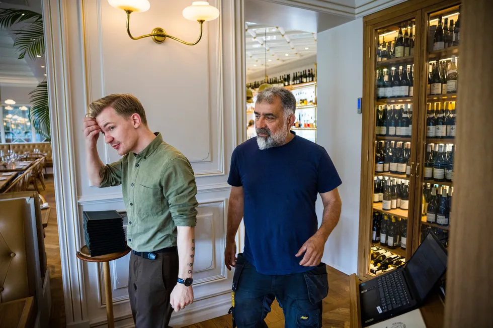 Restauranteier Nevzat Arikan (til høyre) sliter med å skaffe arbeidskraft og må redusere åpningstiden. Her med vinansvarlig på Nedre Foss gård, Simon Rognskog.