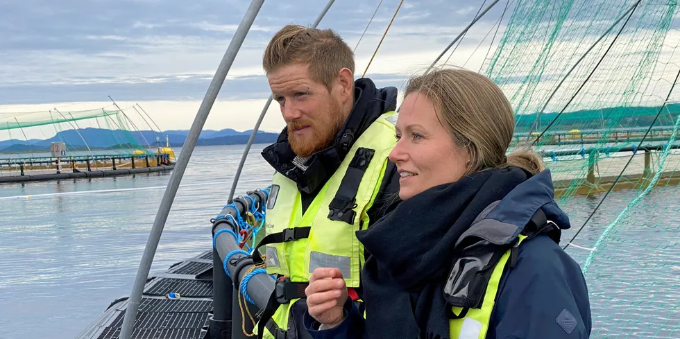 Grieg Seafood Rogaland og Bellona sparker i gang et korona-forsinket samarbeid på plast. Anders Eike, driftskoordinator for sjøanleggene til Grieg Seafood Rogaland sammen med Kari Torp i Bellona.