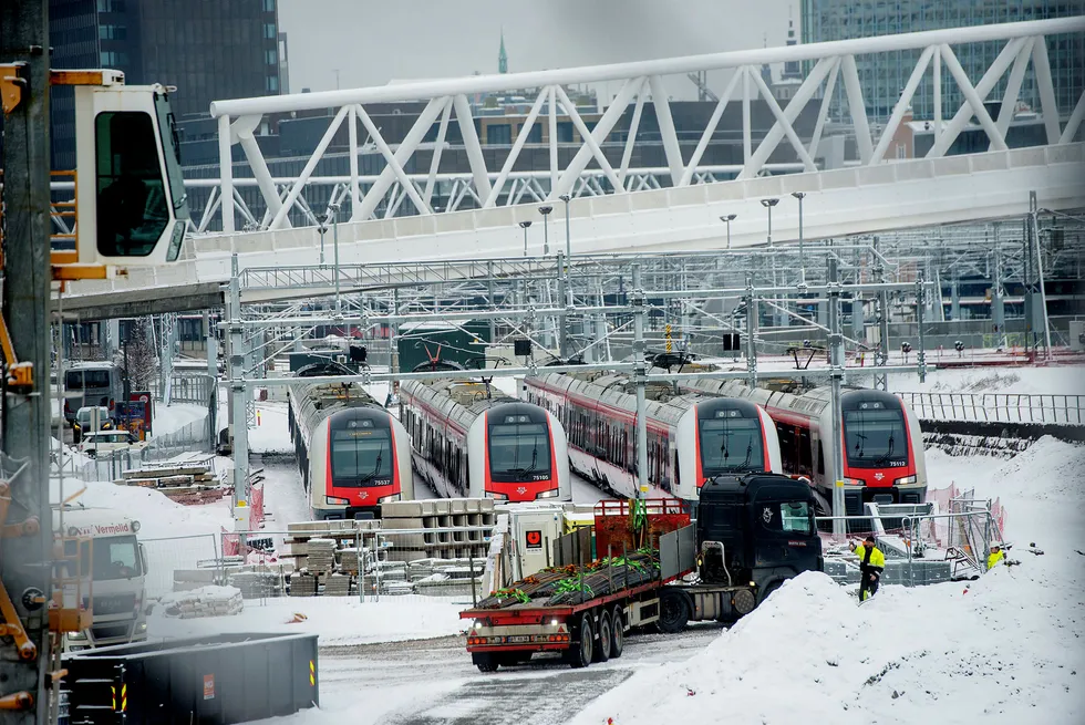 Tråere med toget. Her fra en av den nye Follobanens byggeplasser