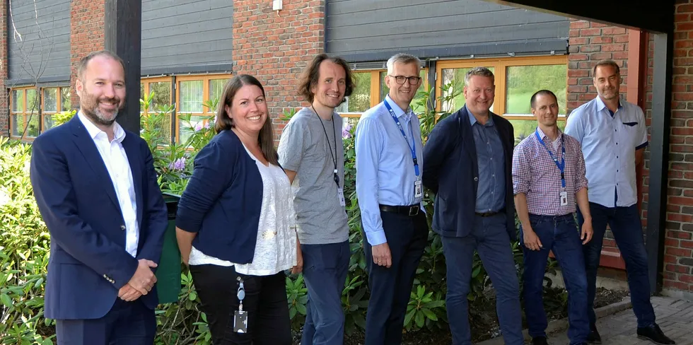 Ansatte i Akershus Energi og Implenia samlet på Rånåsfoss i forbindelse med kontraktsignering.