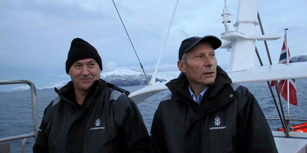 Thorvald Josefsen (t.v.) og Wiggo Olaisen, inspektører i Fiskeridirektoratets sjøtjeneste, region nord, er på plass i Reisafjorden for å holde oppsyn med sildeaktiviteten utenfor Skjervøy.