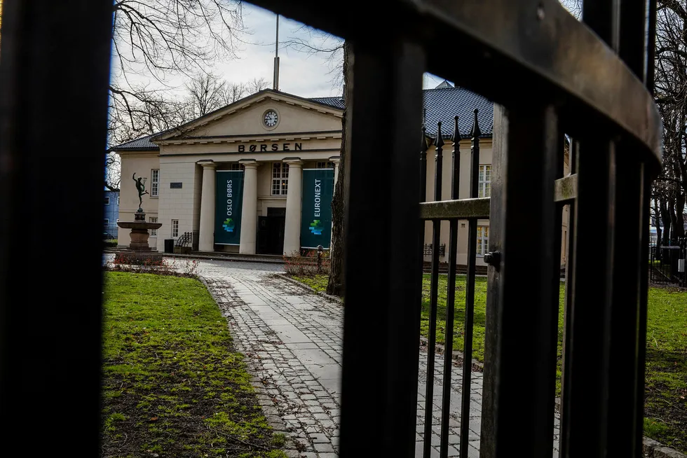 Ved børsåpning på ukens siste handelsdag handler oljeprisen nærmest flatt. Hovedindeksen stengte opp over én prosent torsdag.