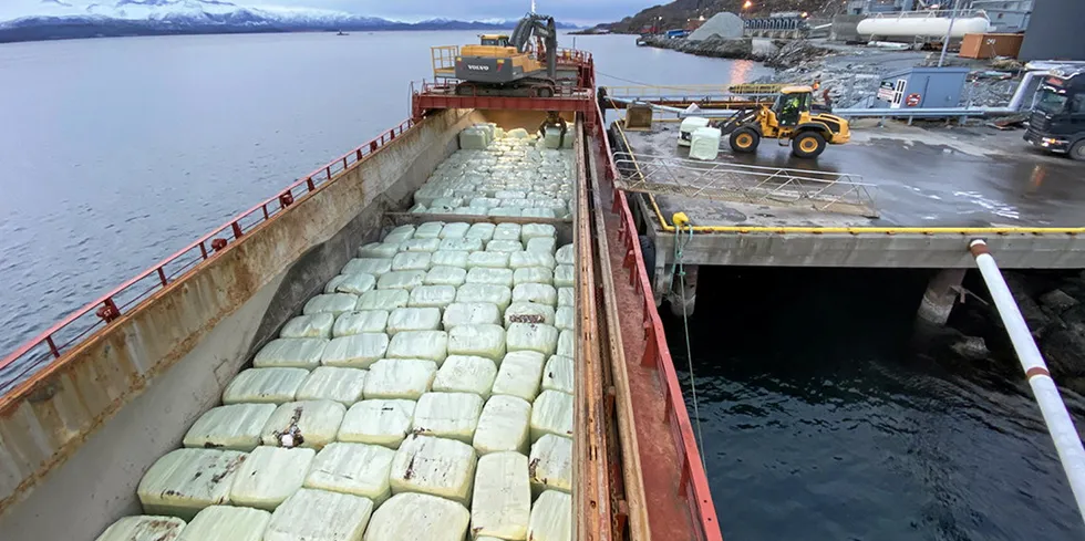 Tirsdag kveld ble den første av mange forsendelser med restavfall fra Bodø lastet av i Tromsø.