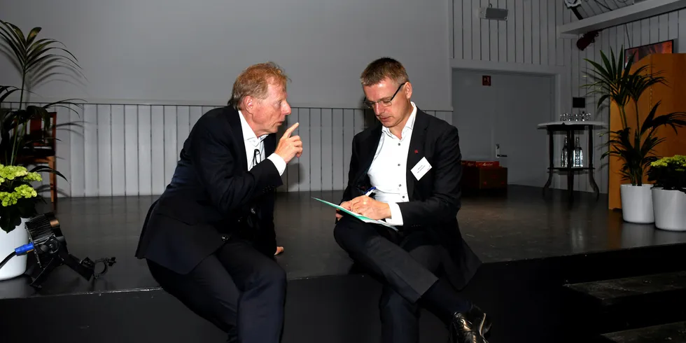 Knut Lockert i Distriktsenergi (tv) og Kjetil Lund i Energi Norge, er enige om at det er alt for sent å sette på bremsen i forhold til innføring av ny nettleiemodell. De får full støtte fra direktør Cecilie Bjelland i Samfunnsbedriftene som mener politikerne nå "pyser ut".