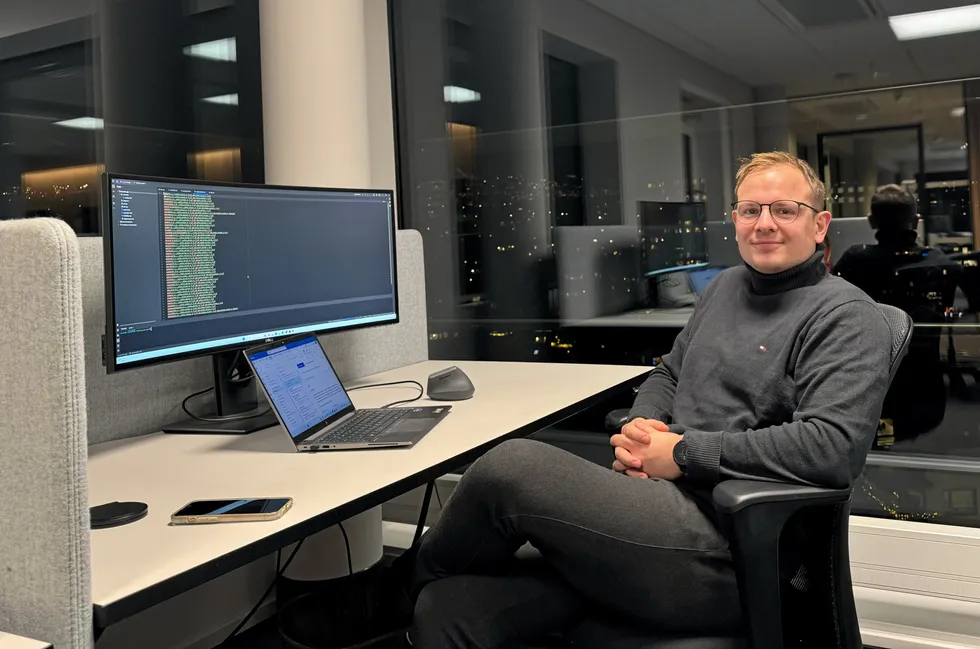 – Jeg er ingen evangelist overfor KI, sier Jacob Wang, utvikler i Hafslund Kraft.