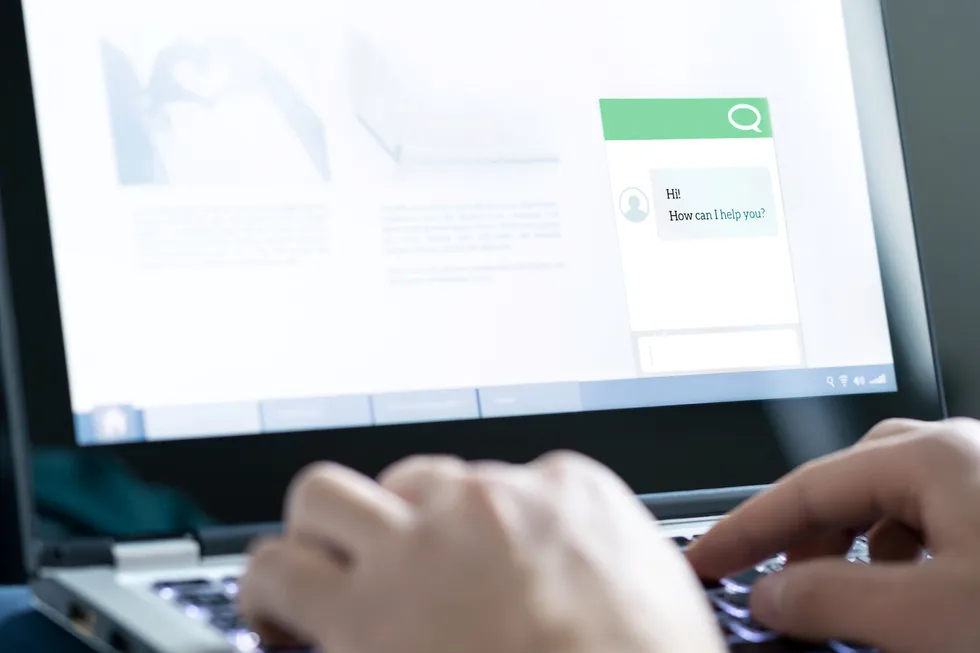 Du blir henvist til apper og digitale plattformer, men roboter kan aldri erstatte kreativitet eller meningsfylt dialog, skriver Loni Bjerkholt-Pedersen.