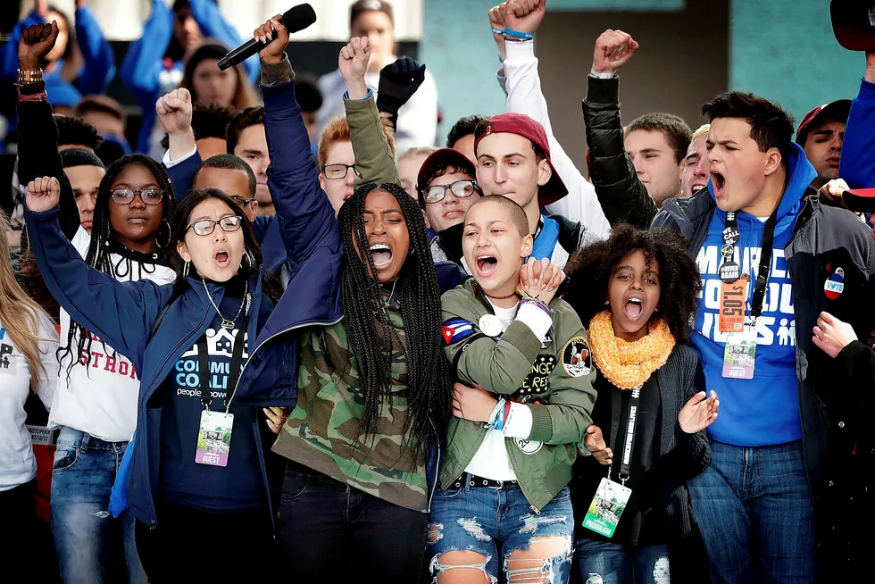 18-årige Emma González (foran i grønn jakke) er blitt et symbol på ungdommens engasjement mot våpenlovene i USA. Her sammen med klassekamerater fra Marjory Stoneman Douglas High School i Parkland, Florida under demonstrasjonene i Washington i mars. 17 personer ble drept og 17 skadd da en 19-åring gikk berserk med skytevåpen på skolen i februar. Foto: Chip Somodevilla/AFP/NTB Scanpix