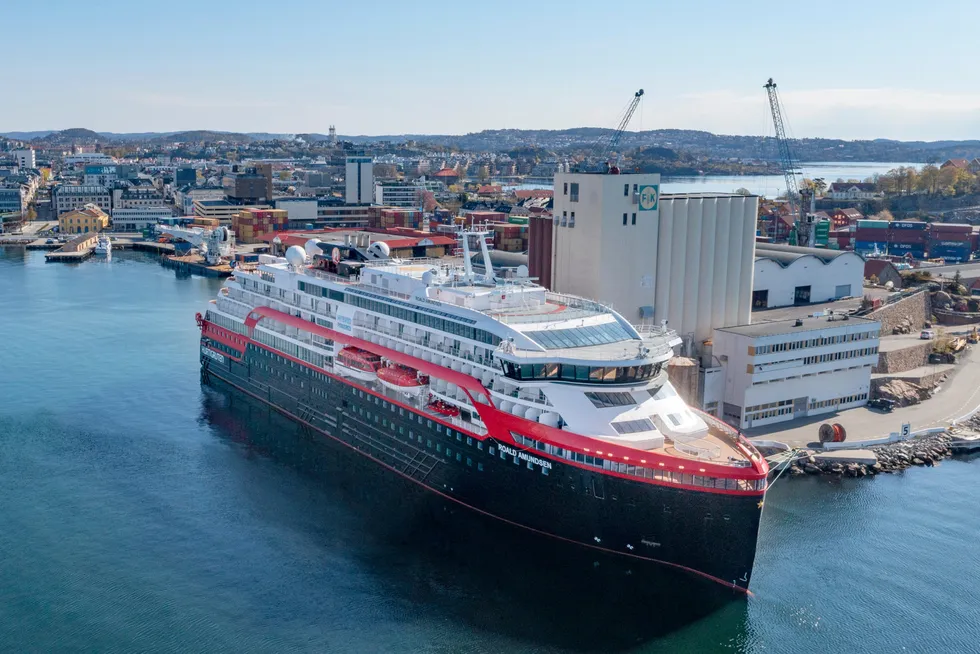 MS Roald Amundsen var åsted for det kjente koronautbruddet sommeren 2020. Her fotografert i Kristiansand våren etter. Nå vil finansielle krefter utfordre Hurtigrutens eierskap til skipet.