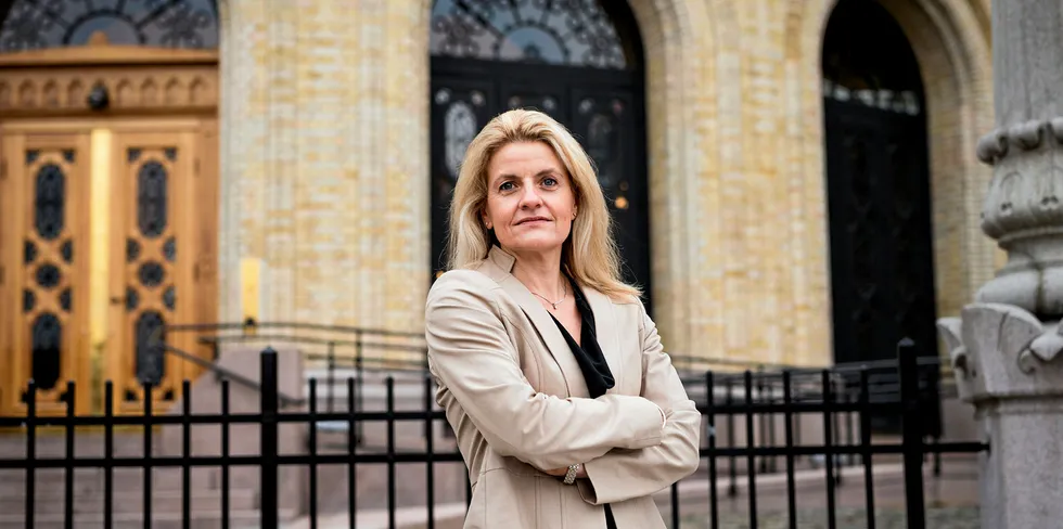 Forbrukerdirektør Inger Lise Blyverket er bekymret for strømleverandørenes opptreden og mener det er problematisk at Forbrukerrådet må stå som avsender av deres spot-avtaler. Nå ber hun bransjen skjerpe seg.