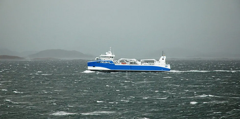 Brønnbåten Gåsø Viking i kraftig vind nord for Kristiansund. Arkivfoto.