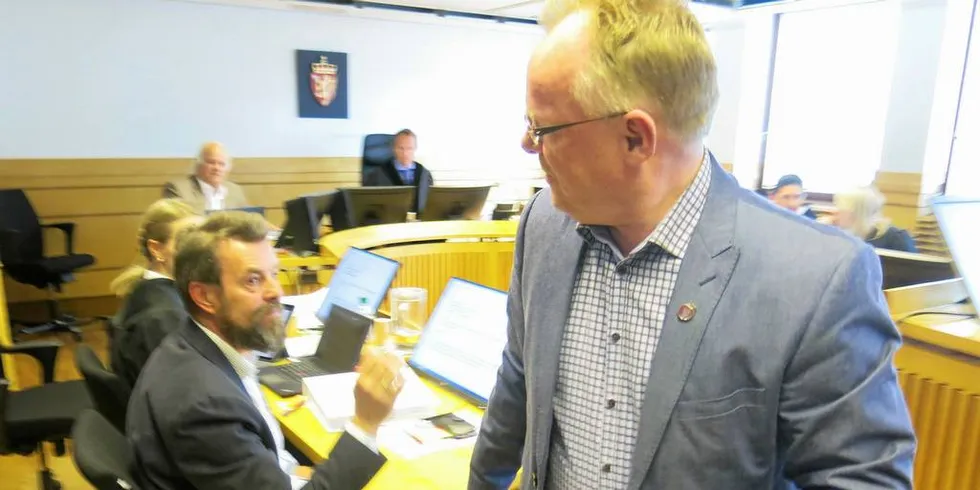 KLEM TIL REPPE: Fiskeriminister Per Sandberg ga kommunikasjonsjef i NSL, Frode Reppe, en god klem før han forlot rettslokalet i tingretten i Trondheim etter han var ferdig med å vitne.Foto: Agnar Berg