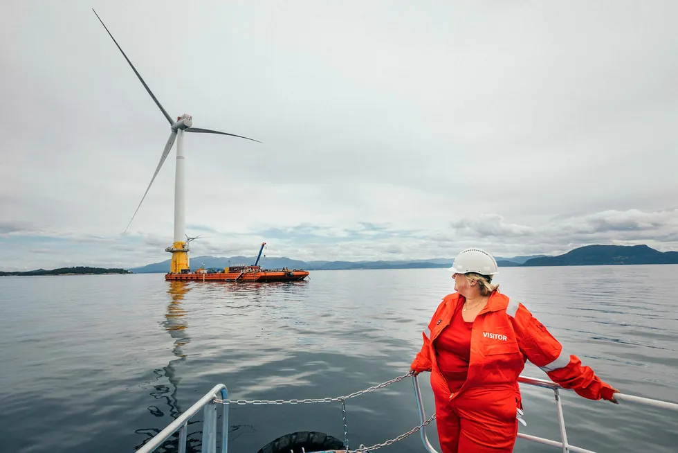 Med Hywind går Statoil foran med flytende turbiner. Dette åpner for å utnytte de rike vindressursene over dypt vann og gir tilgang til nye markeder, skriver artikkelforfatteren. Her statsminister Erna Solberg (H) på båttur for å få se Hywind-prosjektet på Stord. Foto: Johannes Worsøe Berg