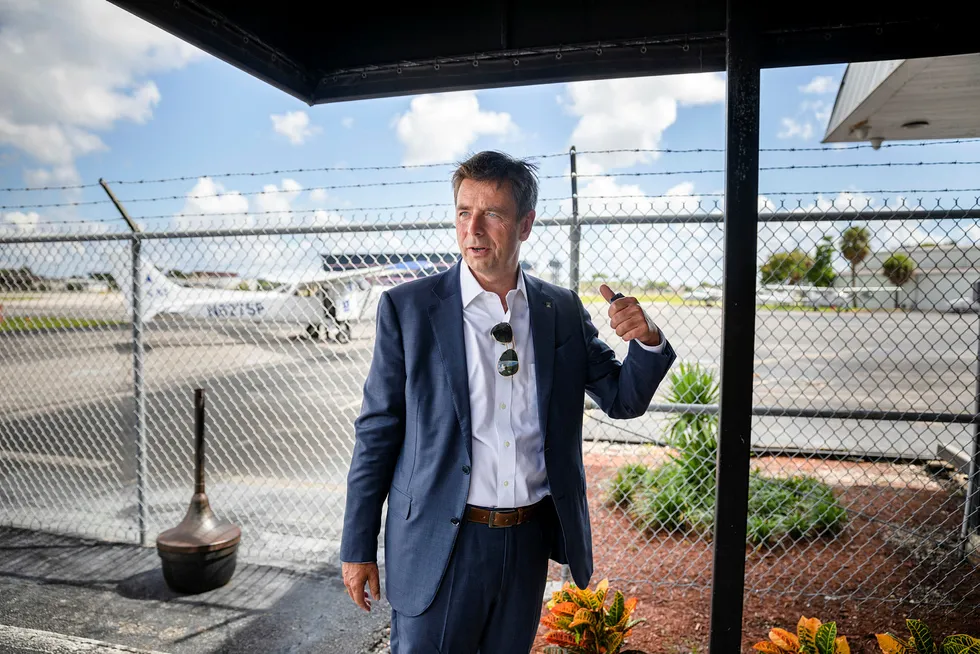 Bjørn Tore Larsen startet med drift av skip og rekruttering av sjøfolk – og har de senere år forsøkt å gjøre det samme i flybransjen. På flyskolen til OSM Aviation i Florida snakker han om å bli dumpet av Norwegian – og en ny start på egen hånd.