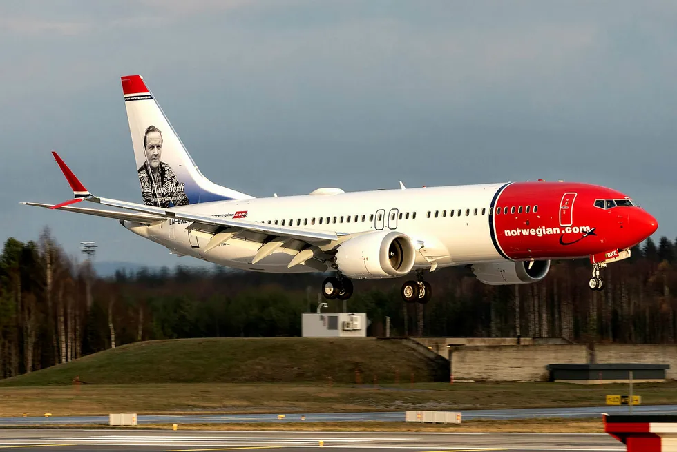 Dette Norwegian-flyet ble levert fra amerikanske Boeing senest i oktober og måtte lande på kort varsel i Iran grunnet motorproblemer. Nå er det helt uvisst når flyet kan hentes hjem til Norge. Bildet er tatt på Oslo lufthavn.