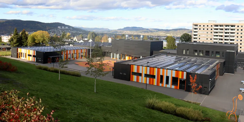 Fjell skole med solceller på taket.