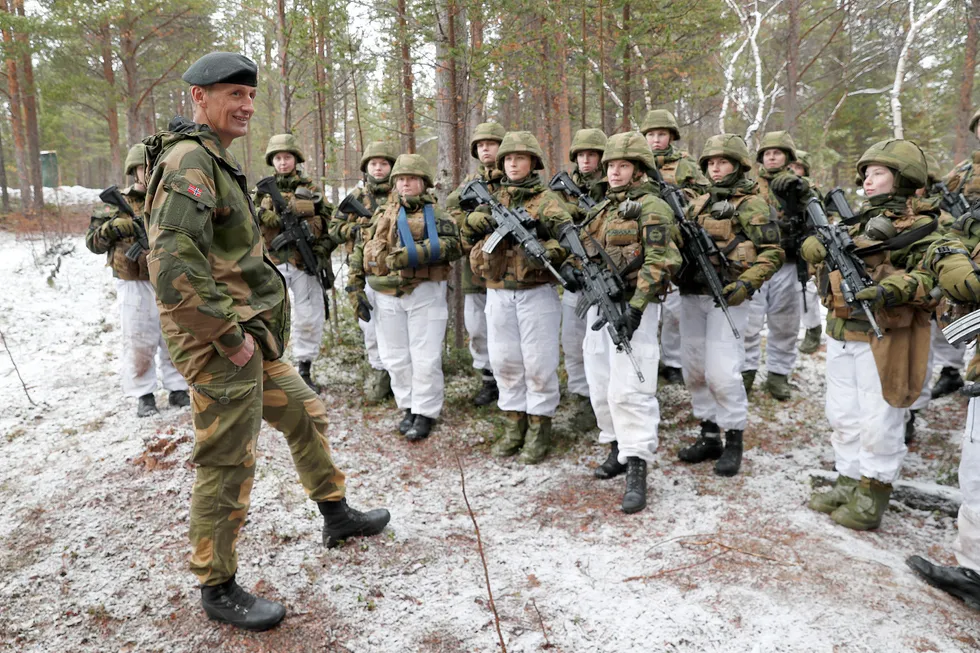 Forsvarssjef og general Eirik Kristoffersen besøker soldater fra HV-17 på Porsangmoen. Kristoffersen er opptatt av å normalisere endring.