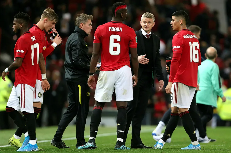 Manchester Uniteds Paul Pogba (6) og manager Ole Gunnar Solskjær diskuterer en straffesituasjon på hjemmearenaen Old Trafford, september 2019.