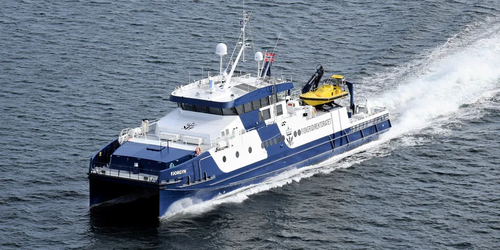 Fiskeridirektoratets «Fjorgyn» er på plass på fjordene i Nord-Troms der det fiskes nvg-sild.