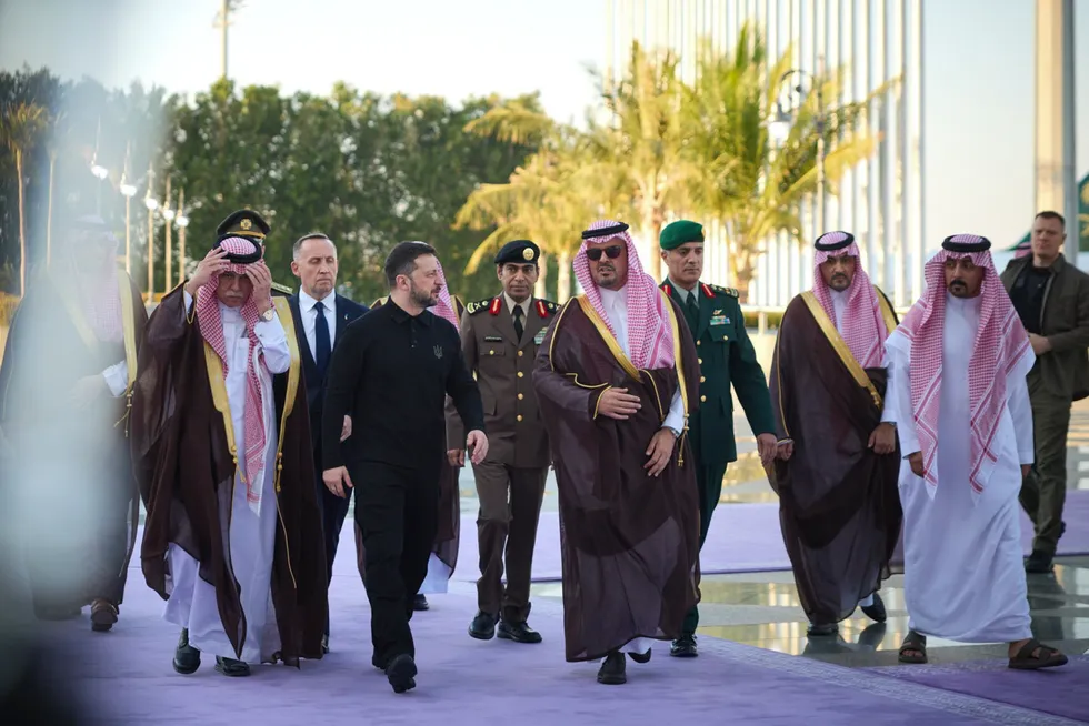 Ukrainas president Volodymyr Zelenskyj fotografert i Jeddah mandag sammen med blant andre viseguvernør Saud bin Mishaal i Mekka.