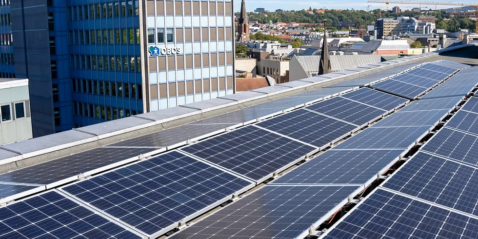. Solcellepanel på tak næringsbygg.