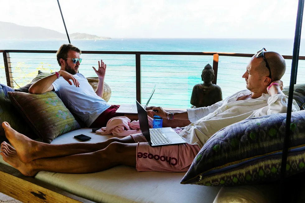 Karl-Axel Bauer og Andreas Slettvoll nyter arbeidslivsstilen på Sir Richard Bransons Necker Island