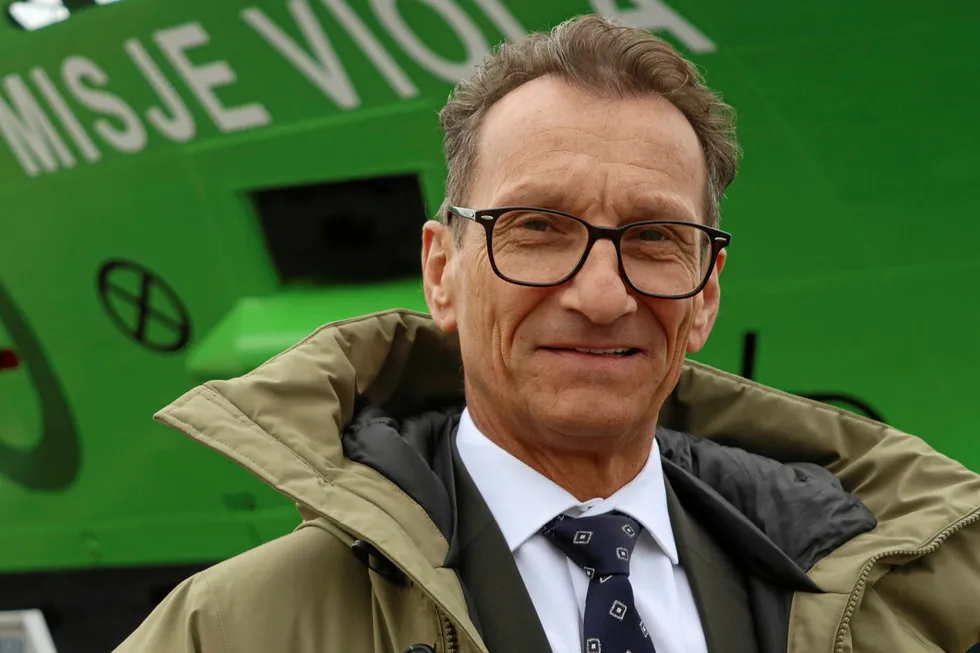 Reder Roald Misje foran «Misje Viola».